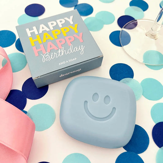 Savon avec inscription 'Joyeux anniversaire' en relief