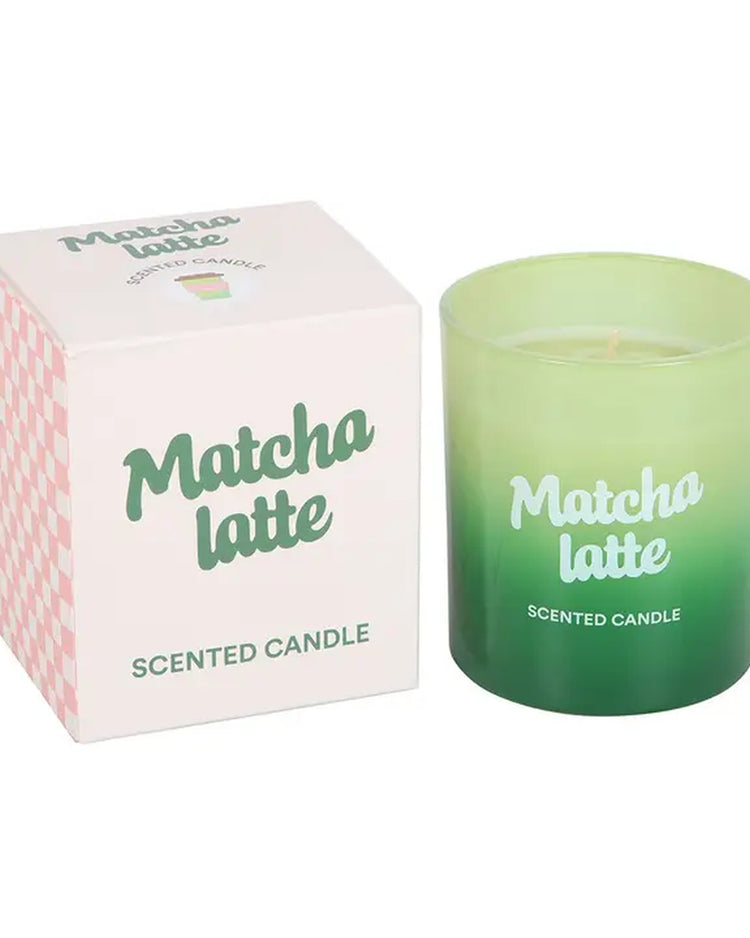 Bougie Matcha dans un pot en verre élégant, ambiance apaisante