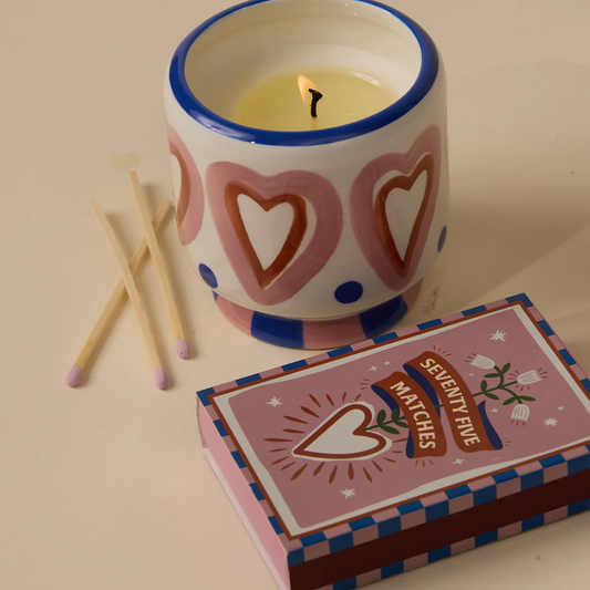 Coffret d'allumettes vintage avec têtes roses et décor romantique.