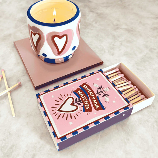 Coffret d'allumettes vintage avec têtes roses et décor romantique.