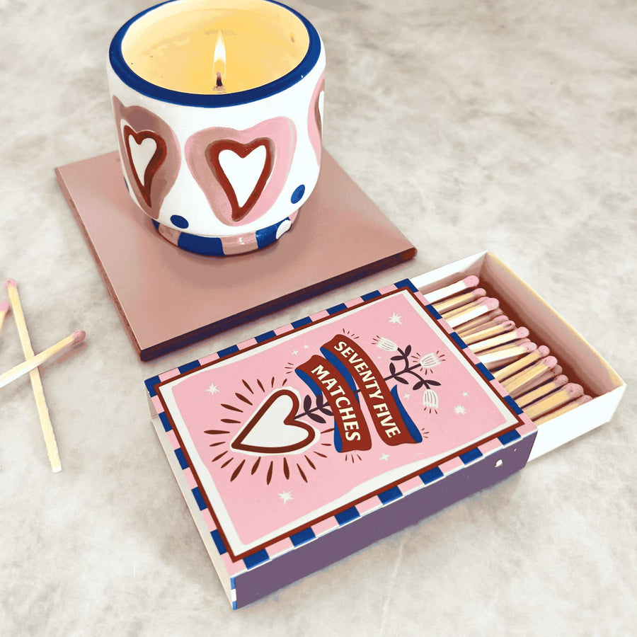 Coffret d'allumettes vintage avec têtes roses et décor romantique.