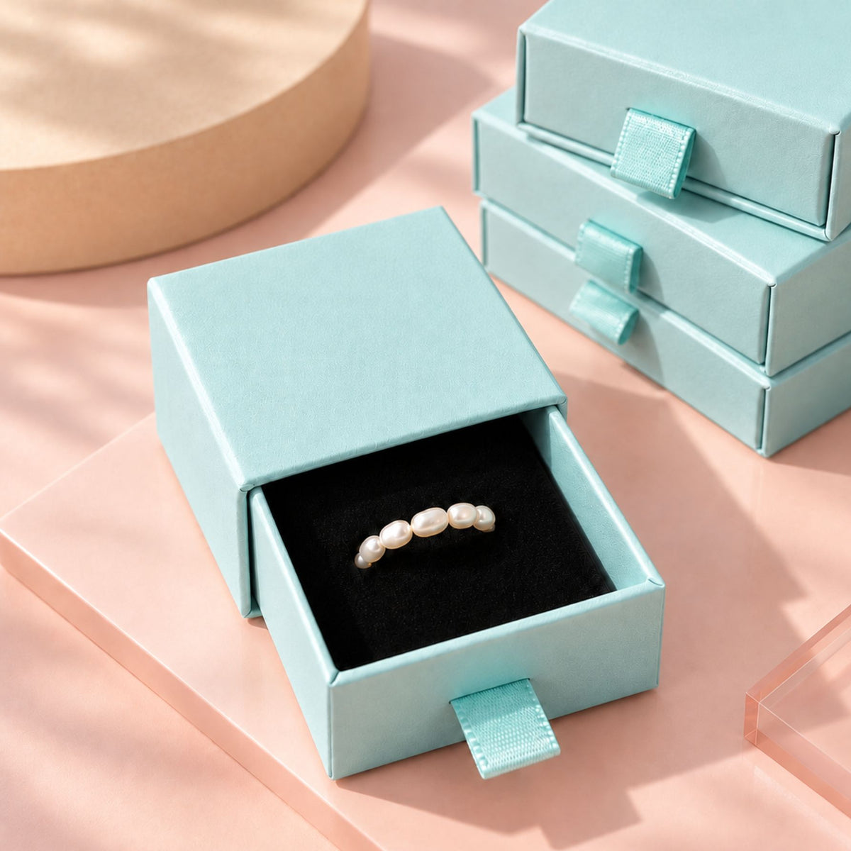 Bague ajustable avec perles d'eau douce sur fond clair