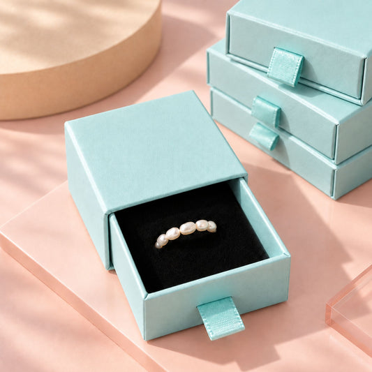 Bague ajustable avec perles d'eau douce sur fond clair