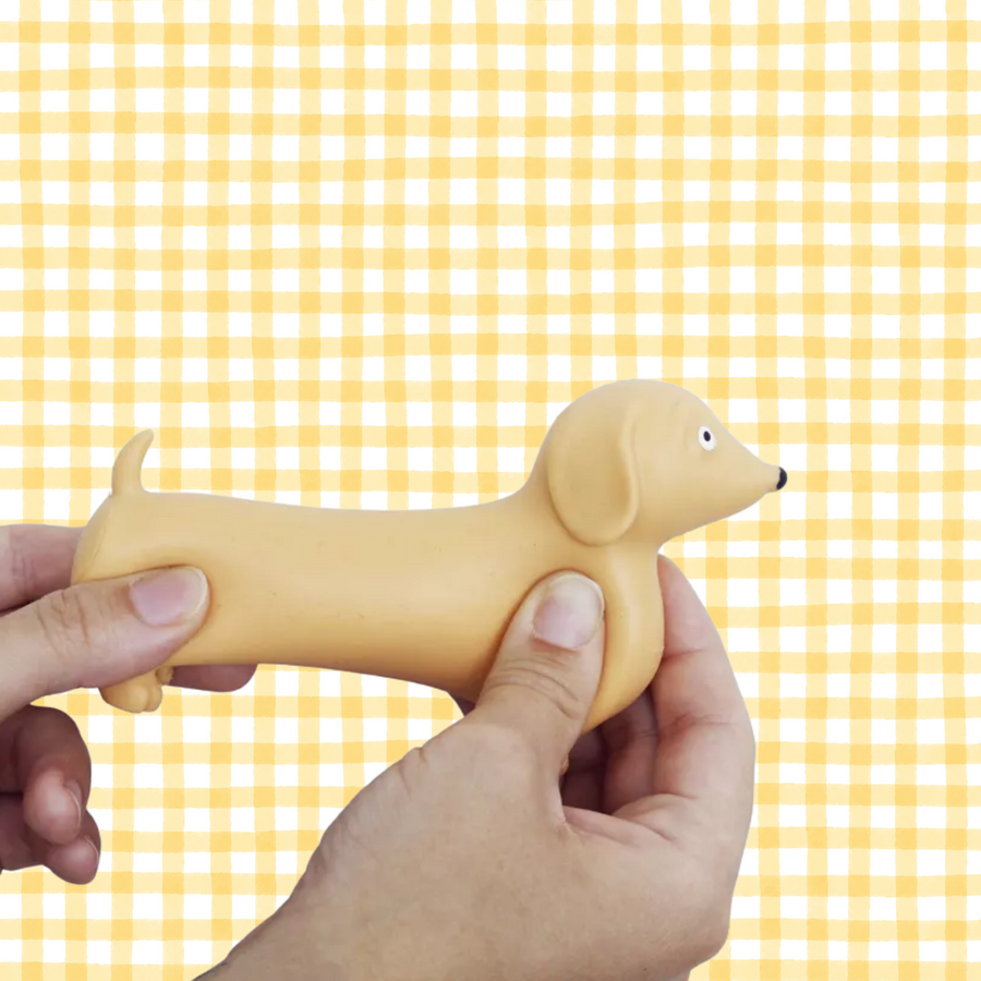 Balle anti-stress teckel Henry, vue de côté avec texture squishy.