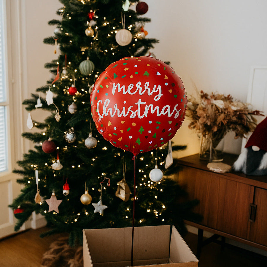 Ballon Merry Christmas avec confettis colorés en gros plan