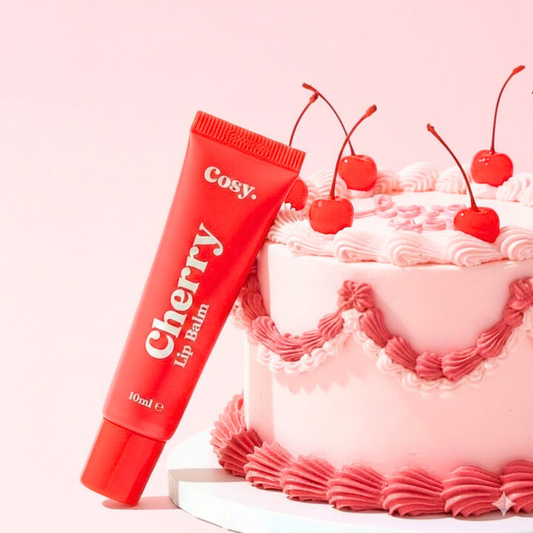 Baume à lèvres cerise avec texture lisse et brillante