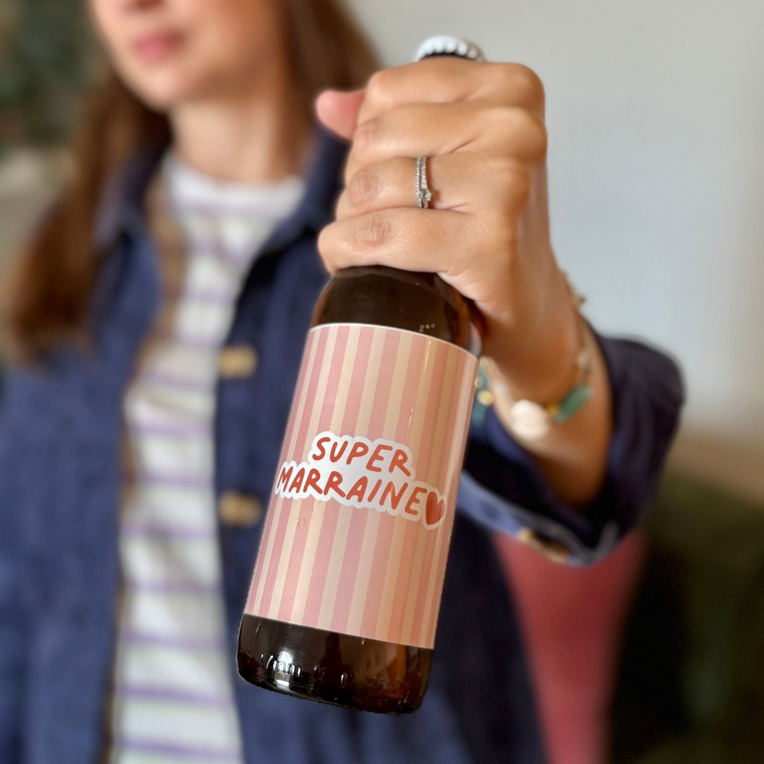 Bière Super Marraine avec mousse généreuse et étiquette dorée.