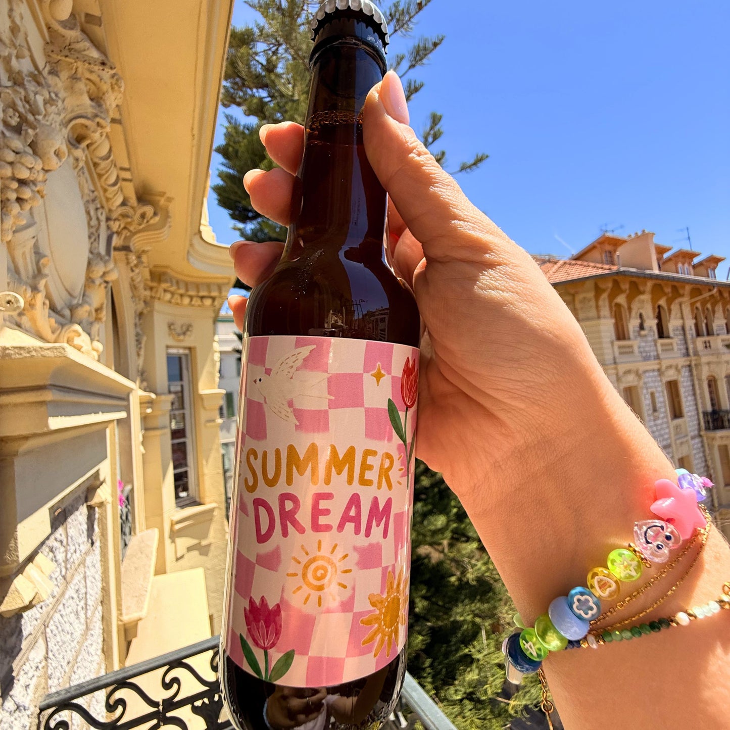 Bière Summer Dream avec étiquette estivale et bulles rafraîchissantes