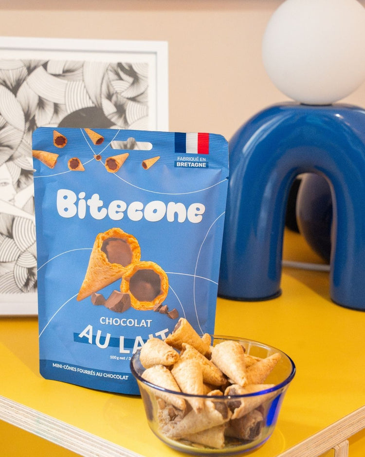 Mini cônes fourrés au chocolat sur fond blanc