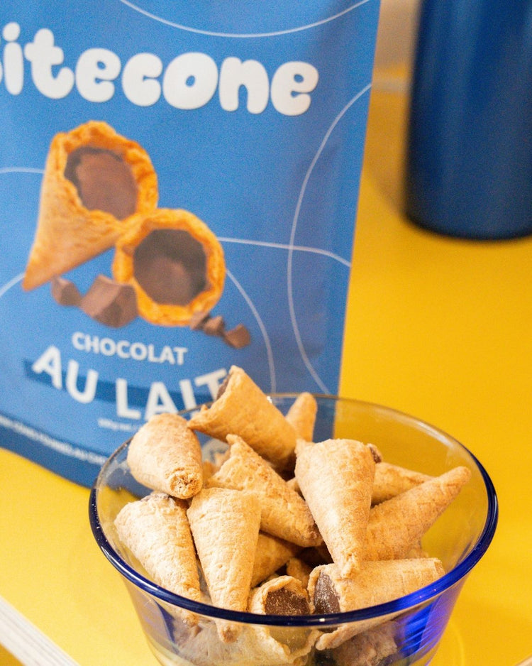 Mini cônes fourrés au chocolat sur fond neutre
