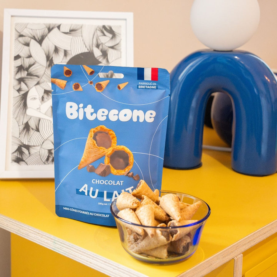 Mini cônes fourrés au chocolat sur fond clair, texture croustillante