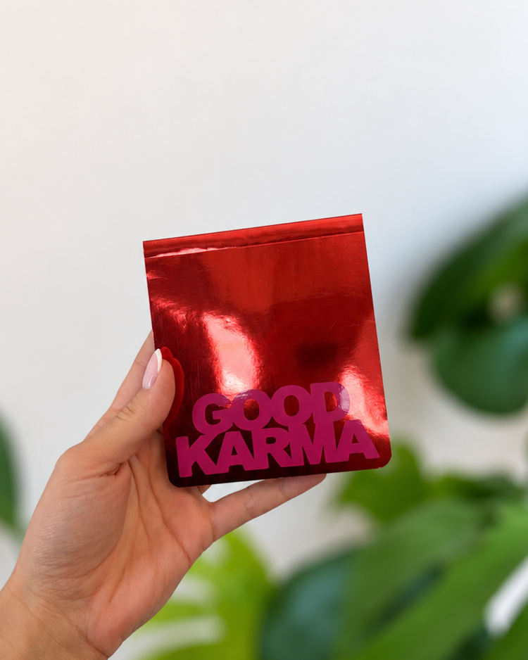 Bloc-notes Good Karma à couverture rouge métallisée, tenu en main