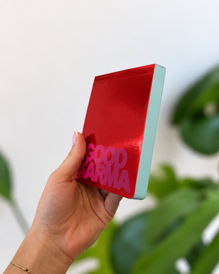 Bloc-notes Good Karma à couverture rouge brillante et tranche turquoise, tenu en