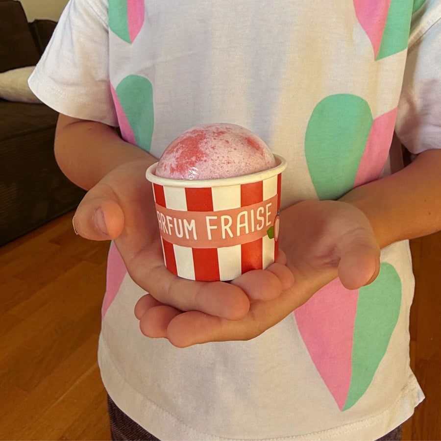 Bombe de bain en forme de sorbet à la fraise, vue de dessus.