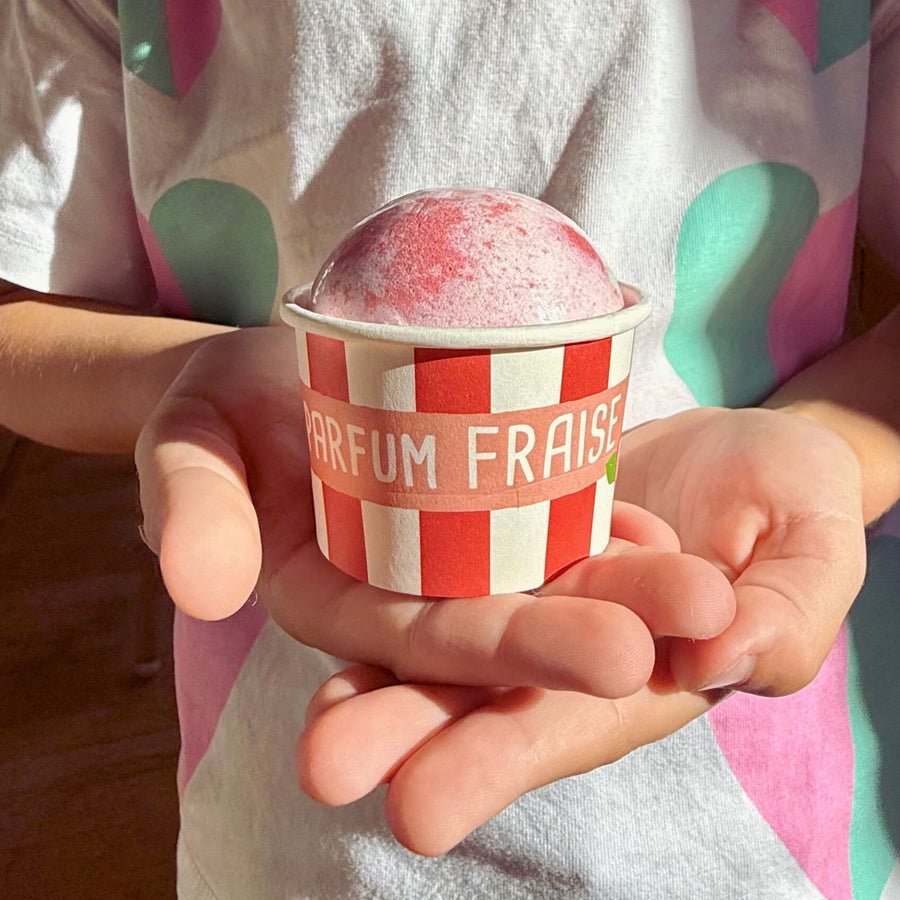 Bombe de bain en forme de pot de sorbet à la fraise
