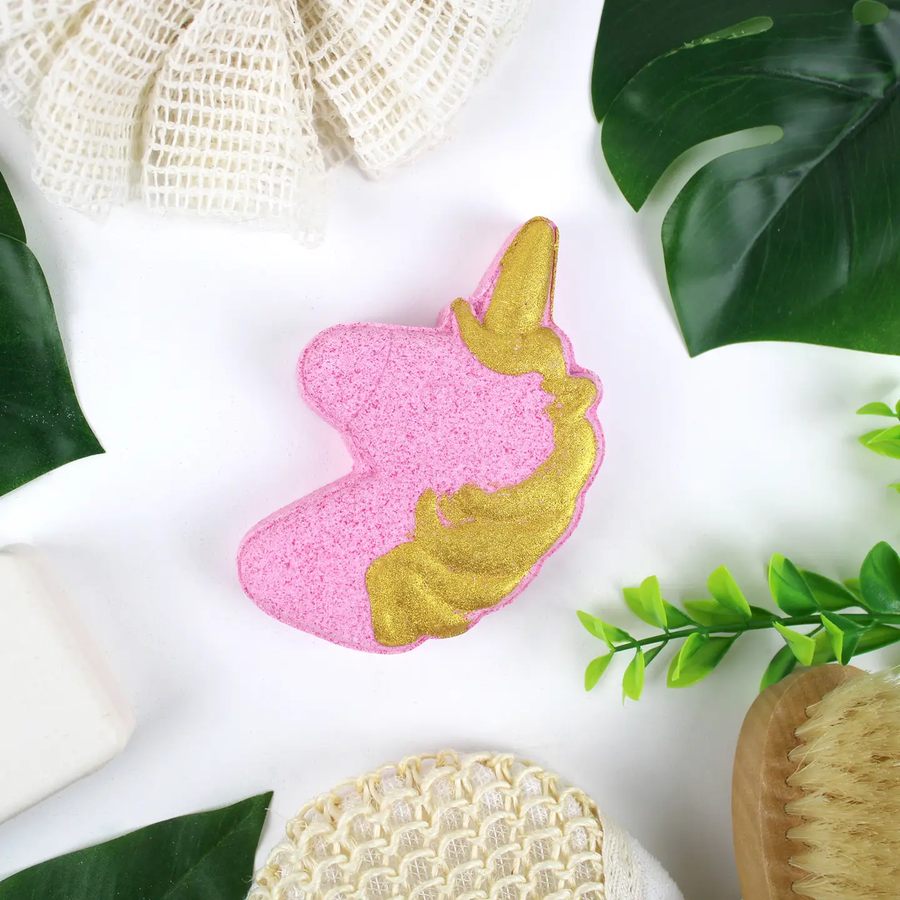 Bombe de bain Licorne avec des reflets dorés et rose.