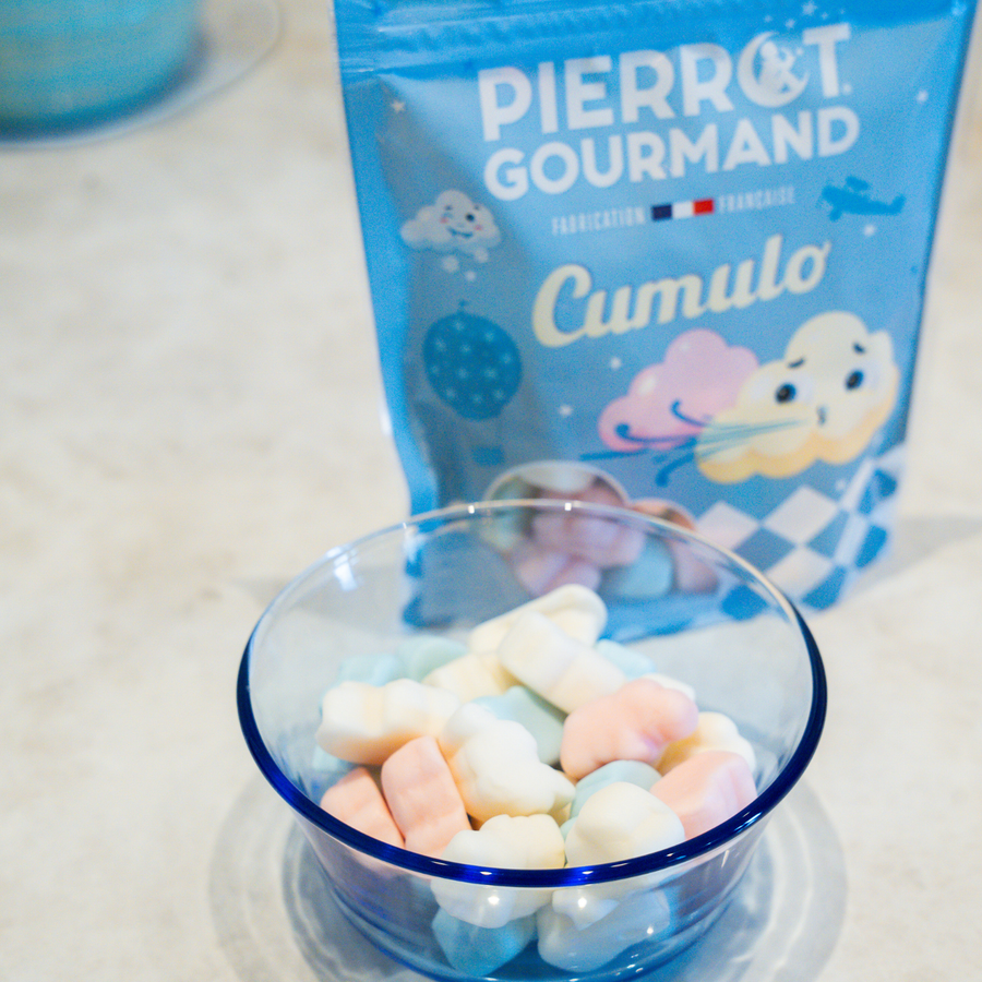 Bonbons en forme de nuages sur fond clair, texture moelleuse