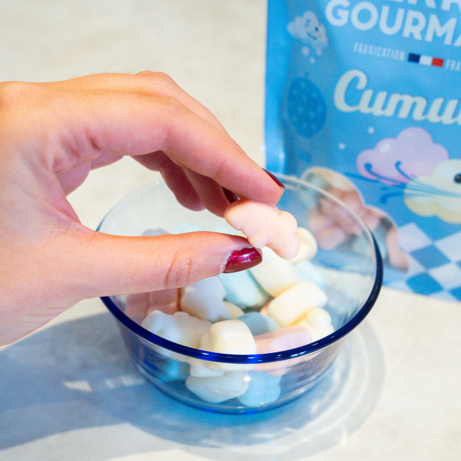 Bonbons en forme de nuages colorés sur fond clair