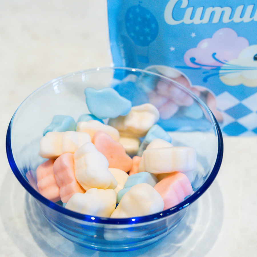 Bonbons en forme de nuages sur fond clair, texture moelleuse