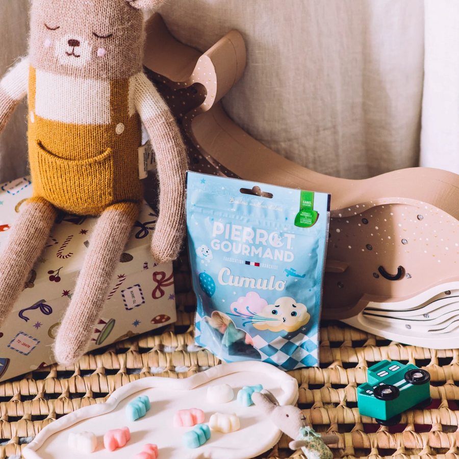 Bonbons en forme de nuages et oursons, texture moelleuse.