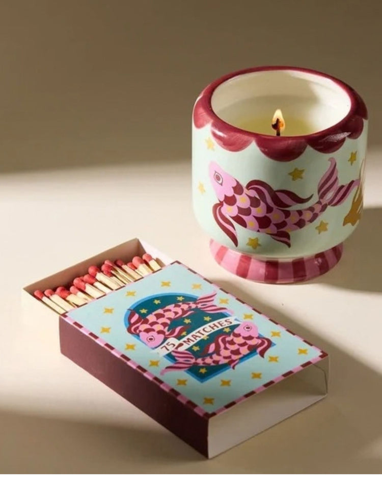 Bougie en céramique carpe avec motif océanique élégant