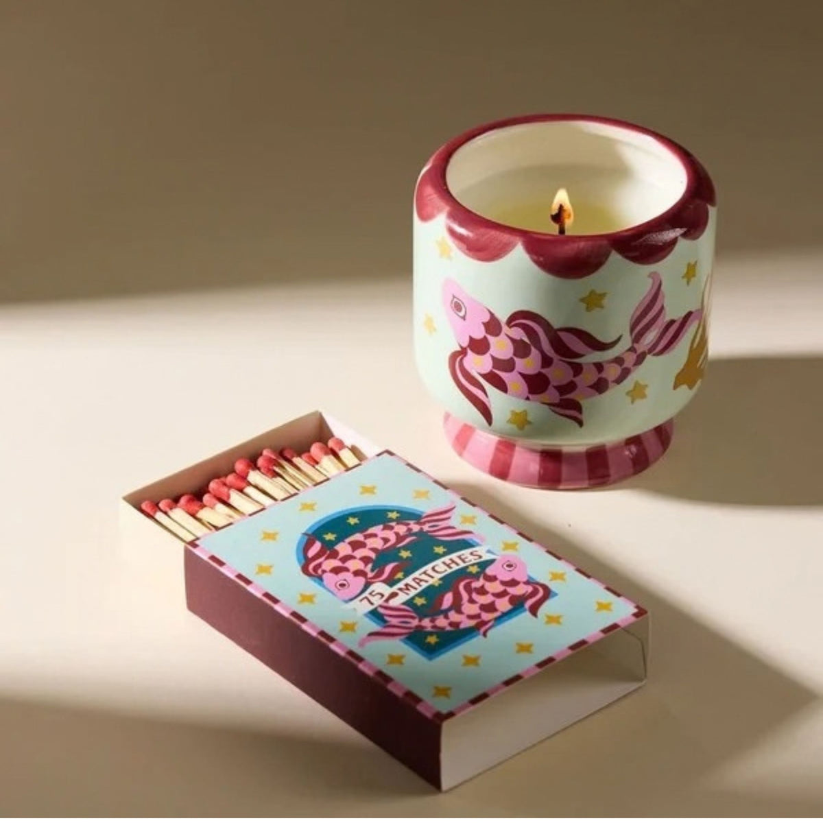 Bougie en céramique carpe avec motif océanique élégant