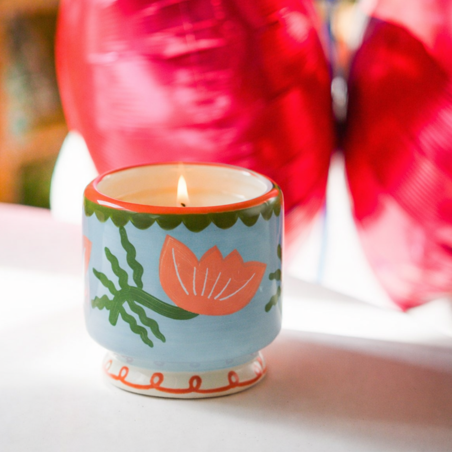 Bougie avec fleur de cactus peinte à la main sur le dessus