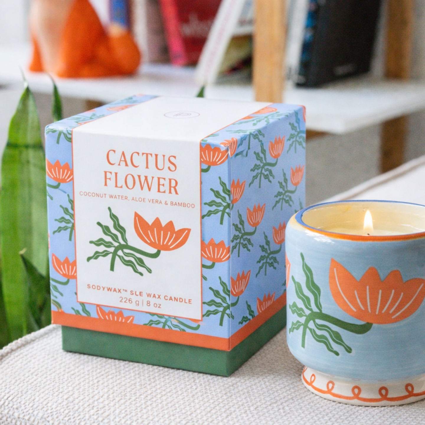 Bougie avec fleur de cactus peinte à la main, vue de côté