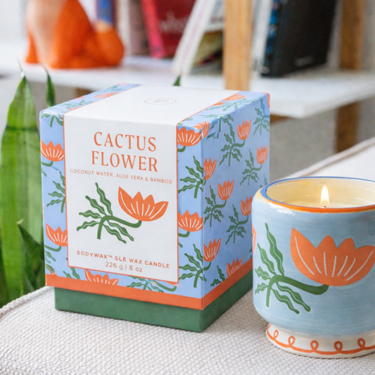 Bougie avec fleur de cactus peinte à la main, vue de côté