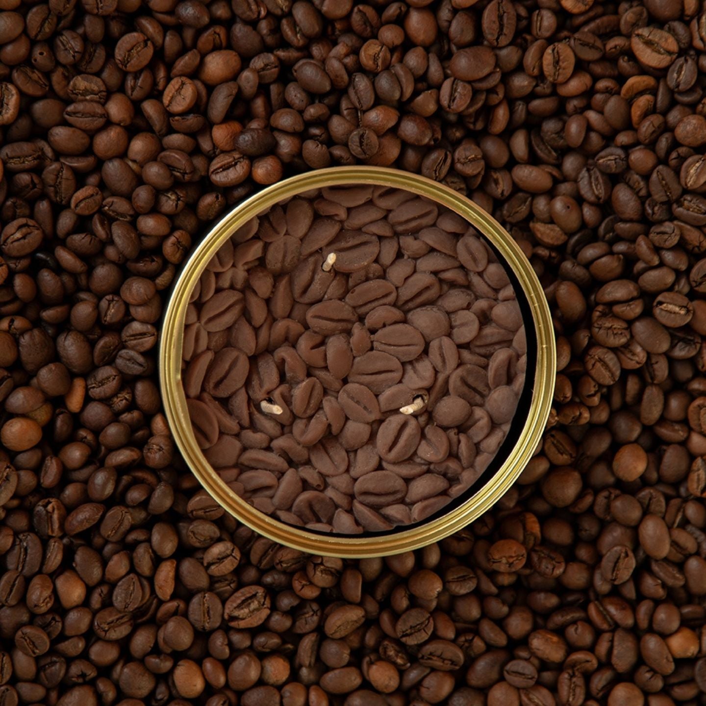 Bougie trompe l'œil en forme de tasse de café sur table en bois