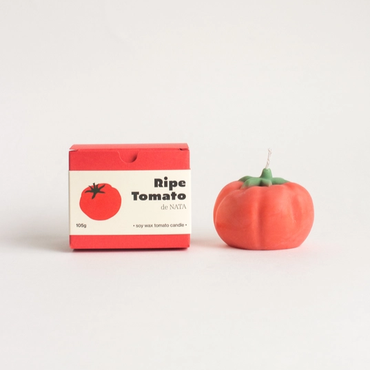 Bougie en forme de tomate avec texture réaliste et brillante.