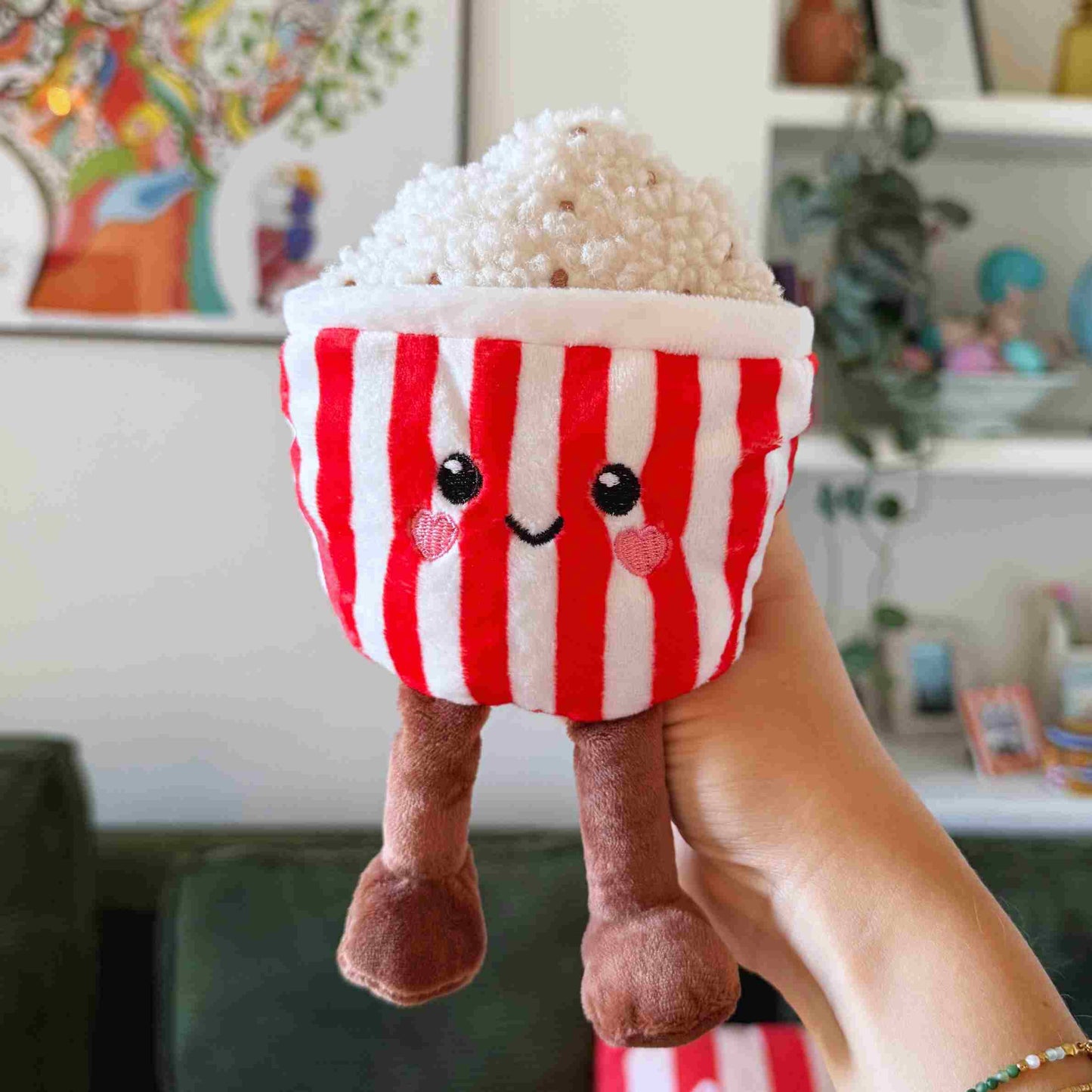 Bouillotte en forme de pot de pop-corn avec texture réaliste.