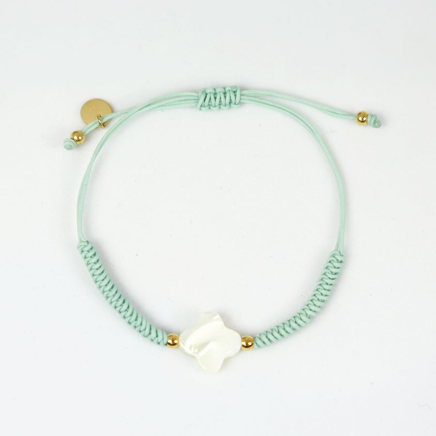 Bracelet porte-bonheur avec fleur nacrée et cordon tressé