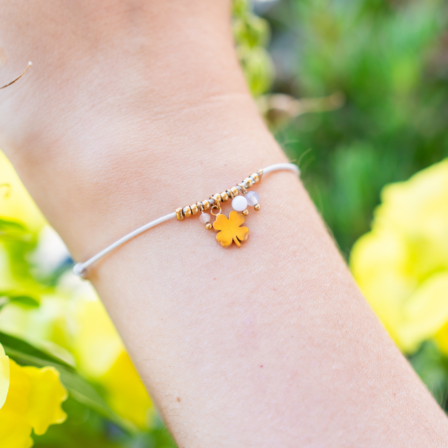 Bracelet fin avec motif trèfle et inscription délicate