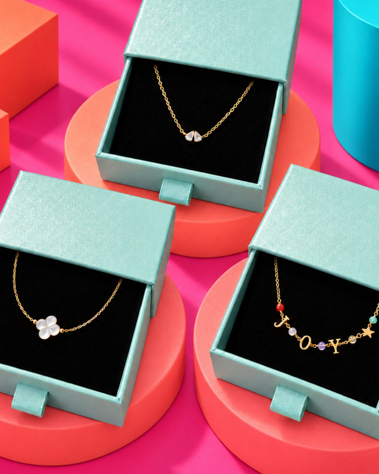Bracelet doré JOY orné de cristaux colorés, présenté dans un écrin ouvert