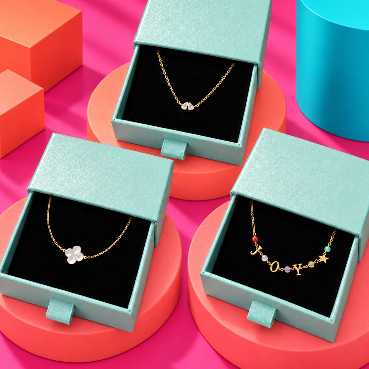Bracelet doré JOY orné de cristaux colorés, présenté dans un écrin ouvert