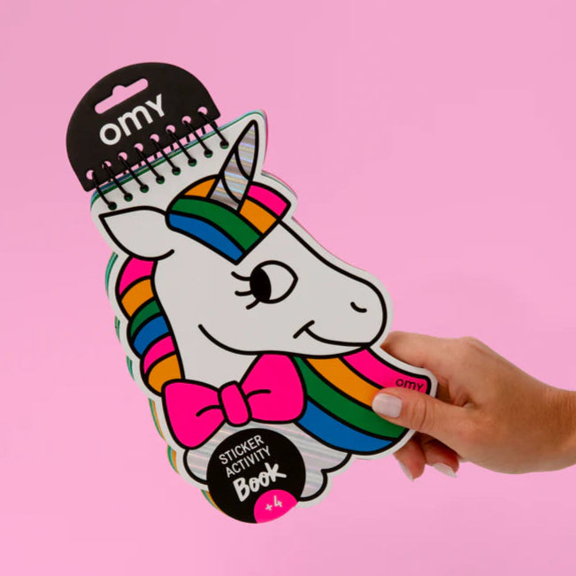 Carnet licorne avec stickers colorés et motifs variés