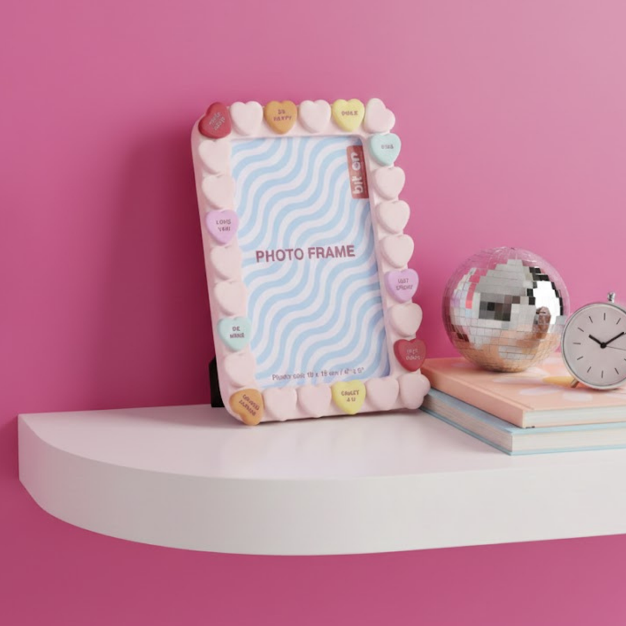 Cadre photo XOXO avec motifs de cœurs colorés