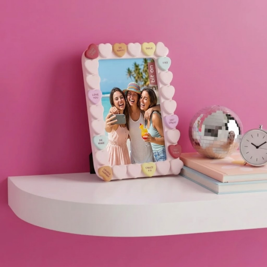 Cadre photo XOXO avec motifs de cœurs colorés