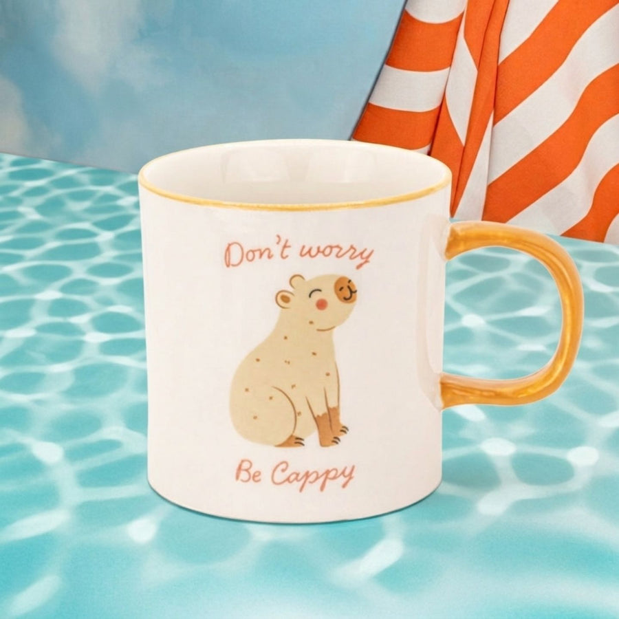 Mug avec capybara espiègle et message positif en gros plan