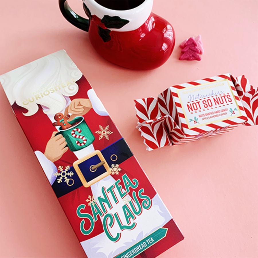 Thé de Noël SantaTEA avec infuseur sur fond clair