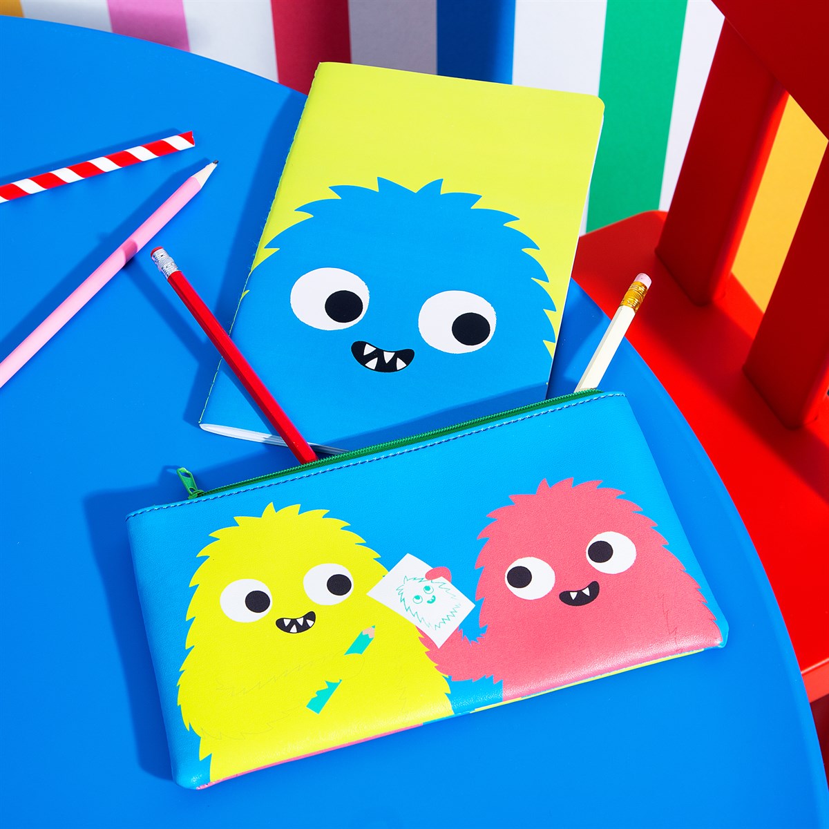 Carnet avec un monstre aux grands yeux et dents pointues