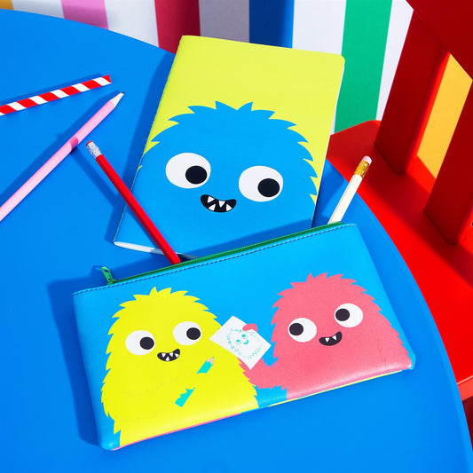 Carnet avec un monstre aux grands yeux et dents pointues