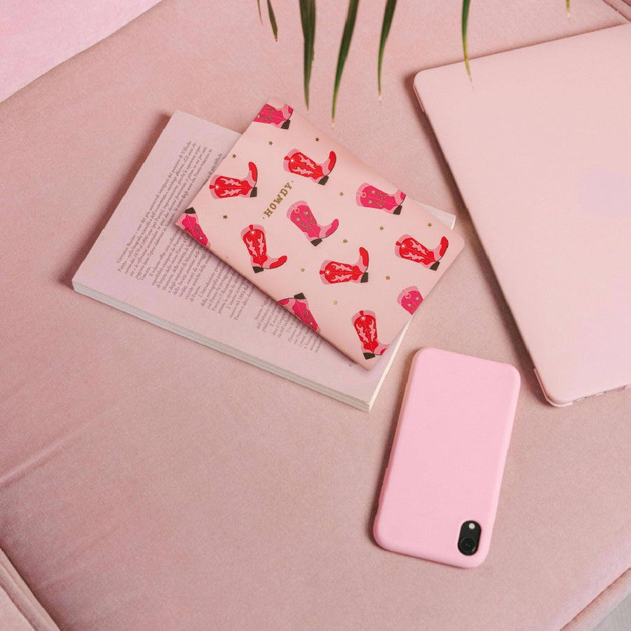 Carnet Cowboy avec motif de bottes sur la couverture.