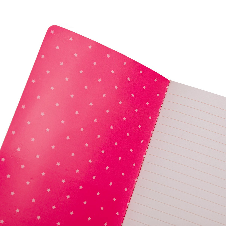 Carnet Cowboy avec motif de bottes en rose sur la couverture.