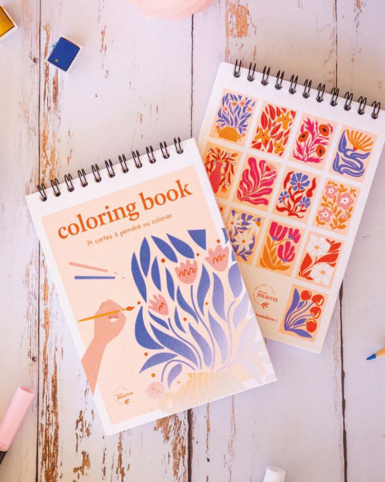 Carnet de coloriage A6 avec motifs floraux délicats en gros plan.