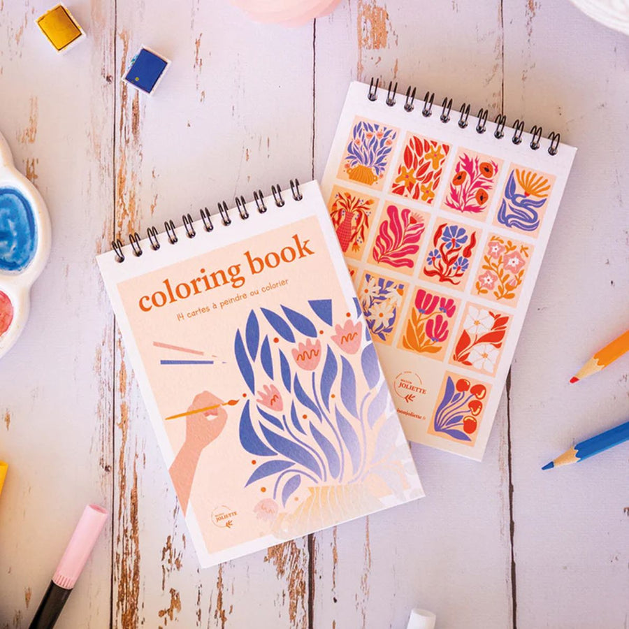 Carnet de coloriage A6 avec motifs floraux délicats en gros plan.