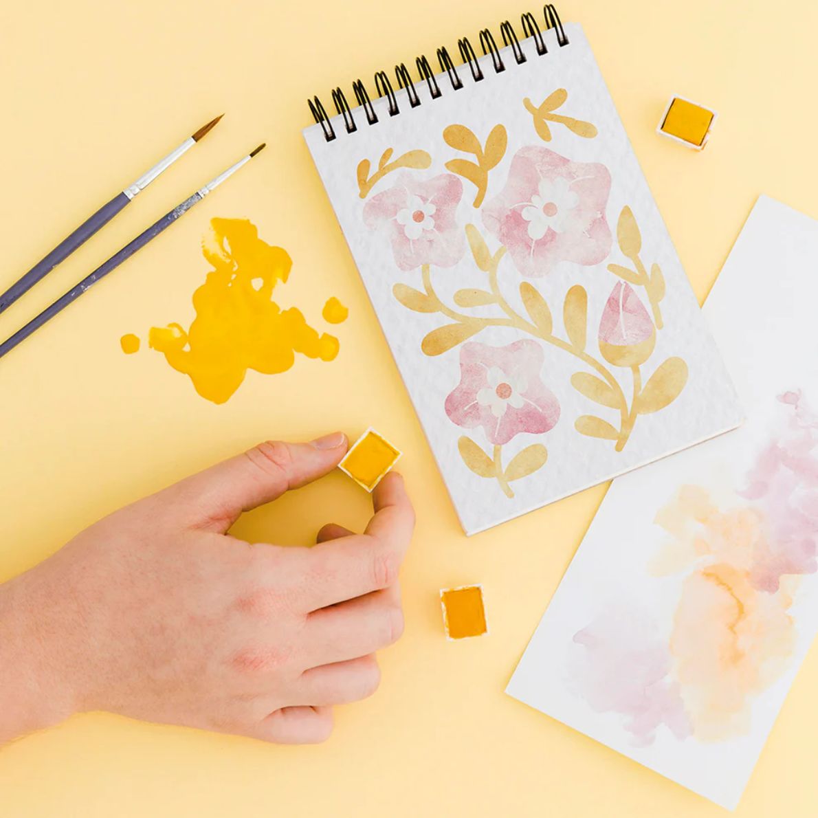 Carnet de coloriage A6 avec motifs floraux sur la couverture.