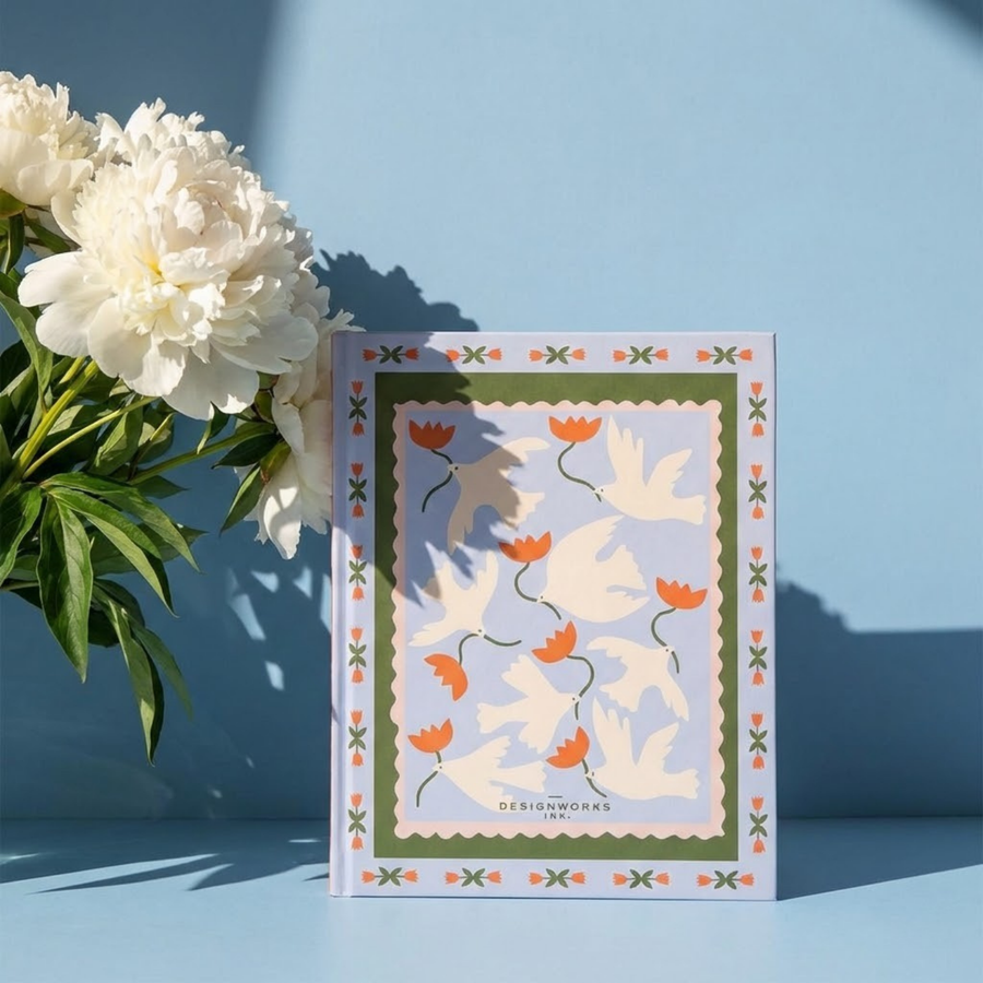 Carnet décoré de fleurs oranges avec motif d'hirondelles