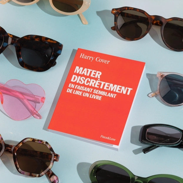 Carnet avec couverture texturée, pages blanches à l'intérieur.